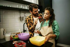 feliz multiétnico casal cozinhando juntos foto