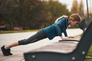 uma jovem mulher fazendo fisica exercícios foto