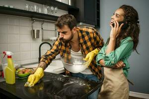 uma casal limpeza a cozinha foto