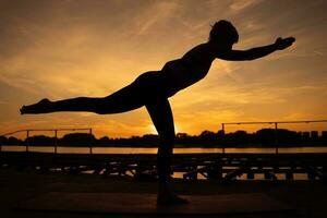 uma mulher fazendo fisica exercícios foto