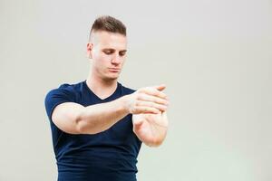 uma homem fazendo fisica exercícios foto