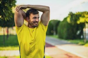 uma homem dentro uma amarelo camiseta fazendo fisica exercícios foto