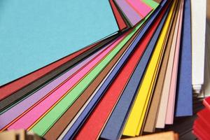 pilhas de papel colorido