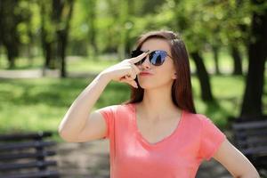 mulher ajustando óculos de sol foto