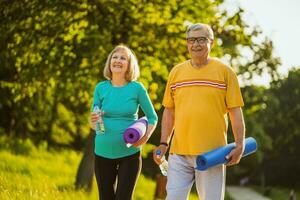 Senior casal exercício ao ar livre foto