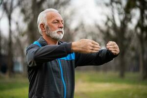 uma Senior homem fazendo fisica exercícios foto