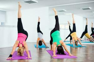 mulheres fazendo fisica exercícios foto