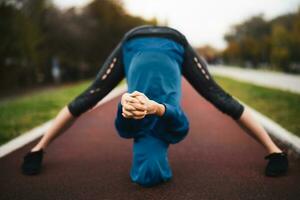 uma jovem mulher fazendo fisica exercícios foto