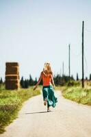 uma mulher em a estrada foto