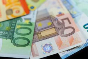 notas de euro e cartões bancários de crédito foto