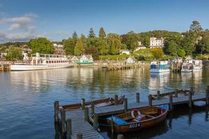 vista do porto de bowness-on-windermere à luz da tarde, distrito do lago em cumbria, reino unido foto