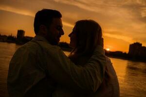 uma jovem casal sobre a pôr do sol foto