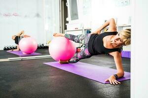 uma mulher fazendo fisica exercícios foto