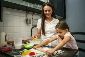 mãe e filha cozinhando juntos foto