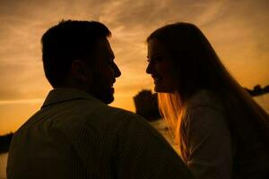 uma jovem casal sobre a pôr do sol foto