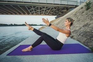 uma mulher fazendo fisica exercícios foto