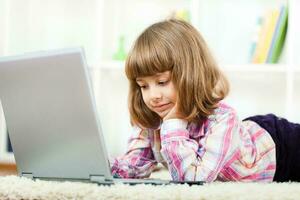 uma menina usando uma computador portátil foto