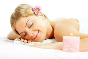 jovem mulher relaxante depois de massagem em spa tratamento foto