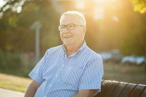 uma Senior homem dentro a parque foto