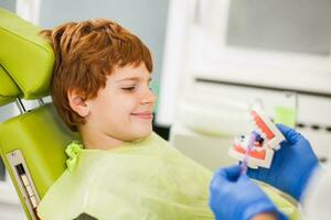 uma criança às a dentista foto