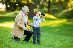 uma avô e dele Neto gastos Tempo juntos ao ar livre foto
