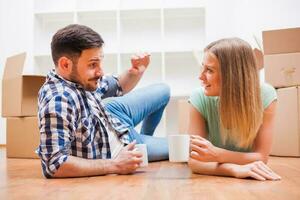 uma casal quem mudou-se para dentro uma Novo casa foto