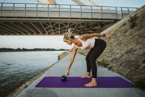 uma mulher fazendo fisica exercícios foto