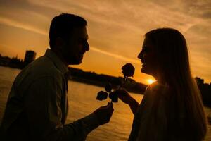 uma jovem casal sobre a pôr do sol foto