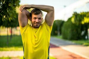 uma homem dentro uma amarelo camiseta fazendo fisica exercícios foto