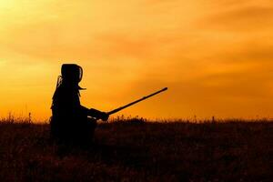 silhueta do kendo lutador com Shinai sobre a pôr do sol foto