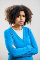 retrato do pensativo afro mulher com uma azul casaco foto