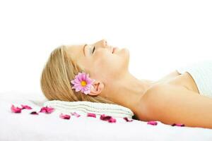 jovem mulher relaxante depois de massagem em spa tratamento foto