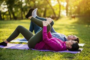 casal exercício juntos dentro a parque foto