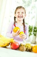 pequeno menina com frutas para saúde e bem estar conceito foto