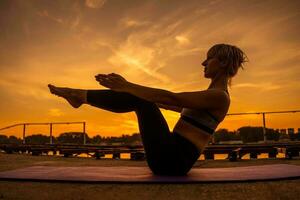 uma mulher fazendo fisica exercícios foto