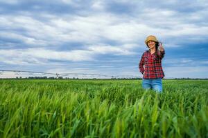 uma agricultor em pé dentro uma cevada campo foto