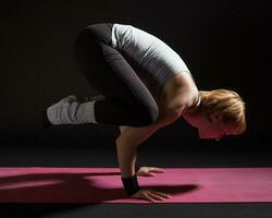 uma mulher fazendo exercícios foto