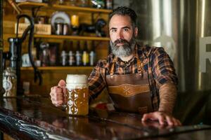 retrato do uma homem quem trabalho Como uma barman foto