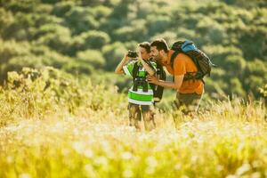 pai e filho caminhada foto