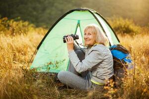 uma Senior mulher acampamento foto