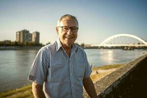 feliz Senior homem sentado lado de fora foto