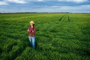 uma agricultor em pé dentro uma cevada campo foto