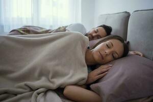 uma jovem casal deitado dentro cama foto