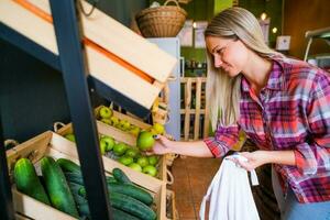 mulher compras dentro uma mercearia loja foto