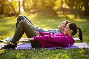 casal exercício juntos dentro a parque foto