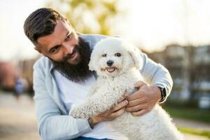 a adulto homem é desfrutando uma ensolarado dia com dele cachorro foto