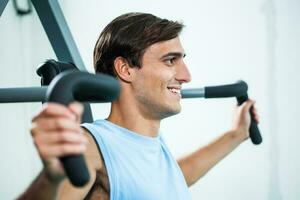 uma homem fazendo fisica exercícios foto