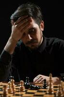 um homem jogando xadrez foto