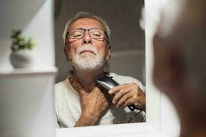 uma Senior homem guarnições dele barba foto
