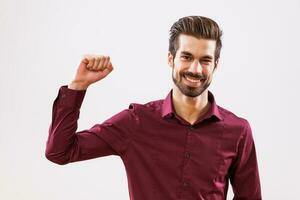 uma feliz homem dentro uma roxa camisa foto